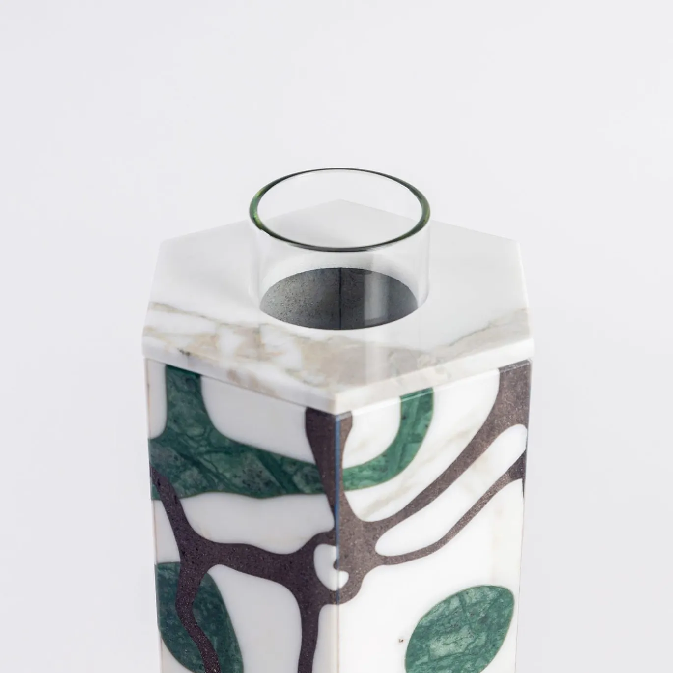 Vaso esagonale verde Guatemala e Calacatta di Zanellato&Bortotto
