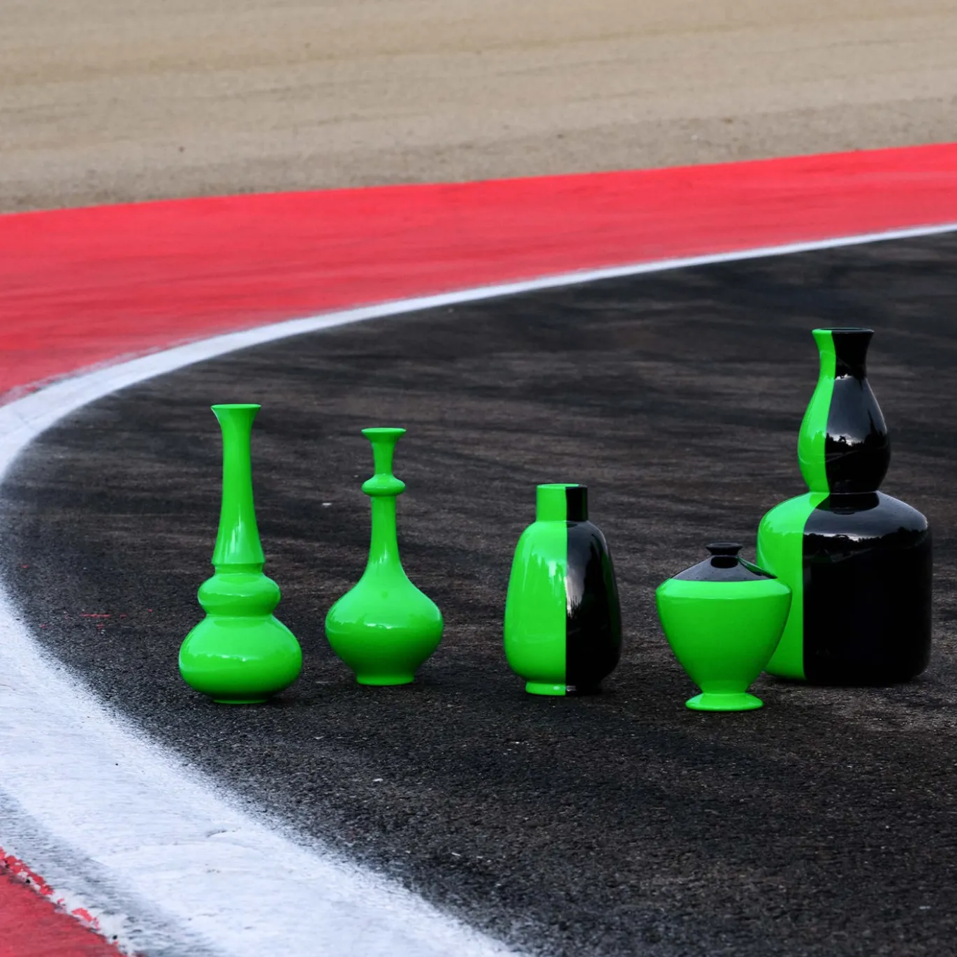 Vaso Essenza Velocità in ceramica verde fluo e nero intenso