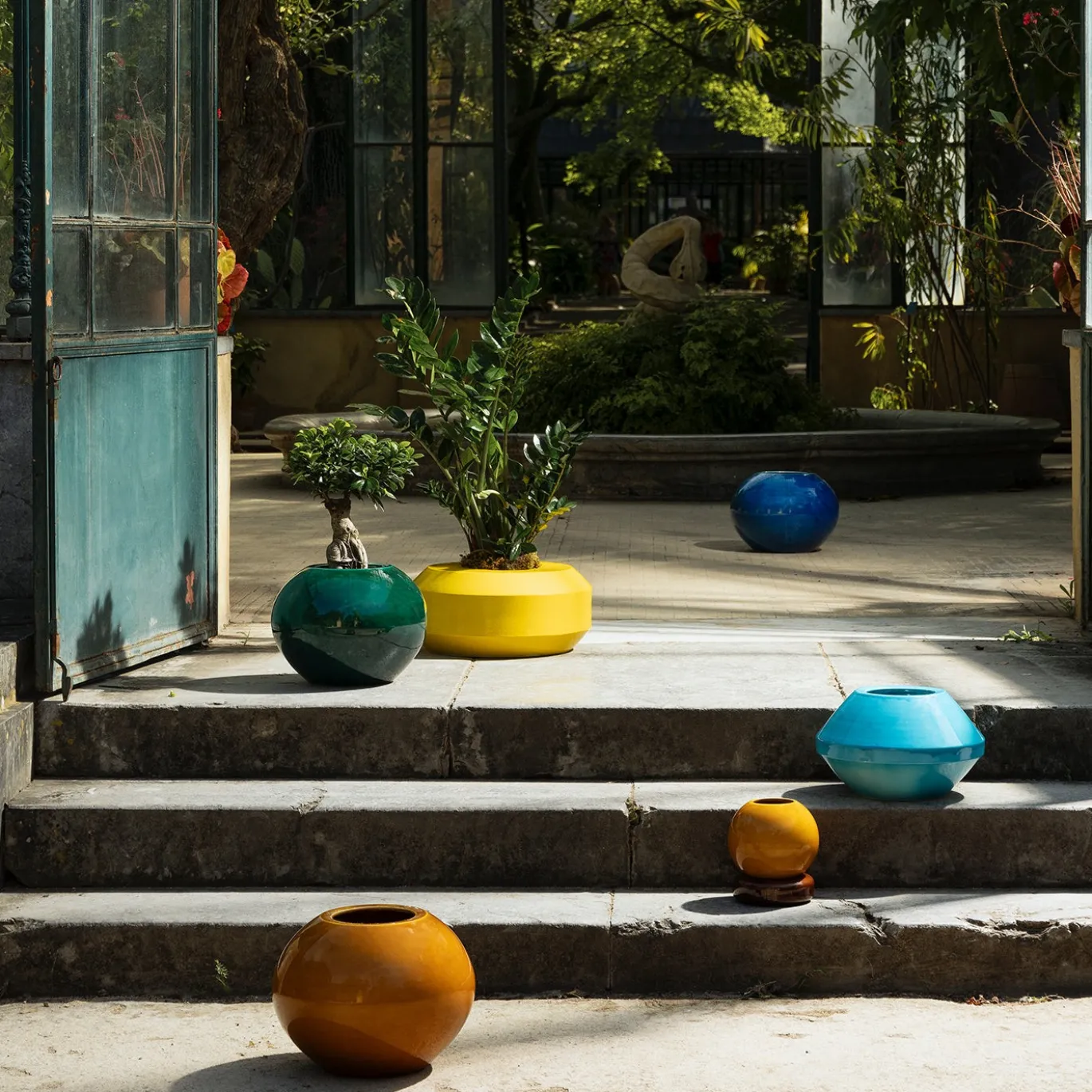 Vaso geometrico sfera in ceramica color miele