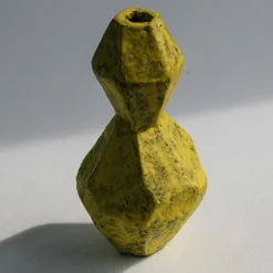 Vaso giallo asimmetrico in stile geometrico