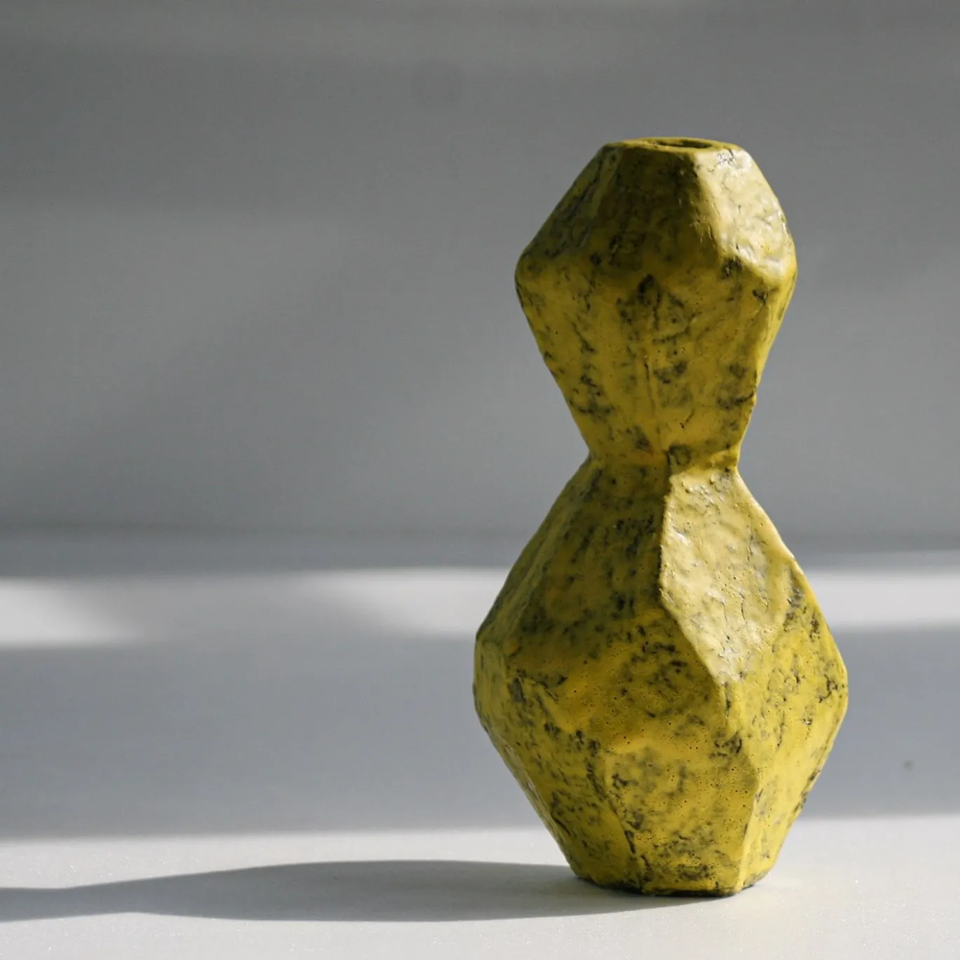 Vaso giallo asimmetrico in stile geometrico
