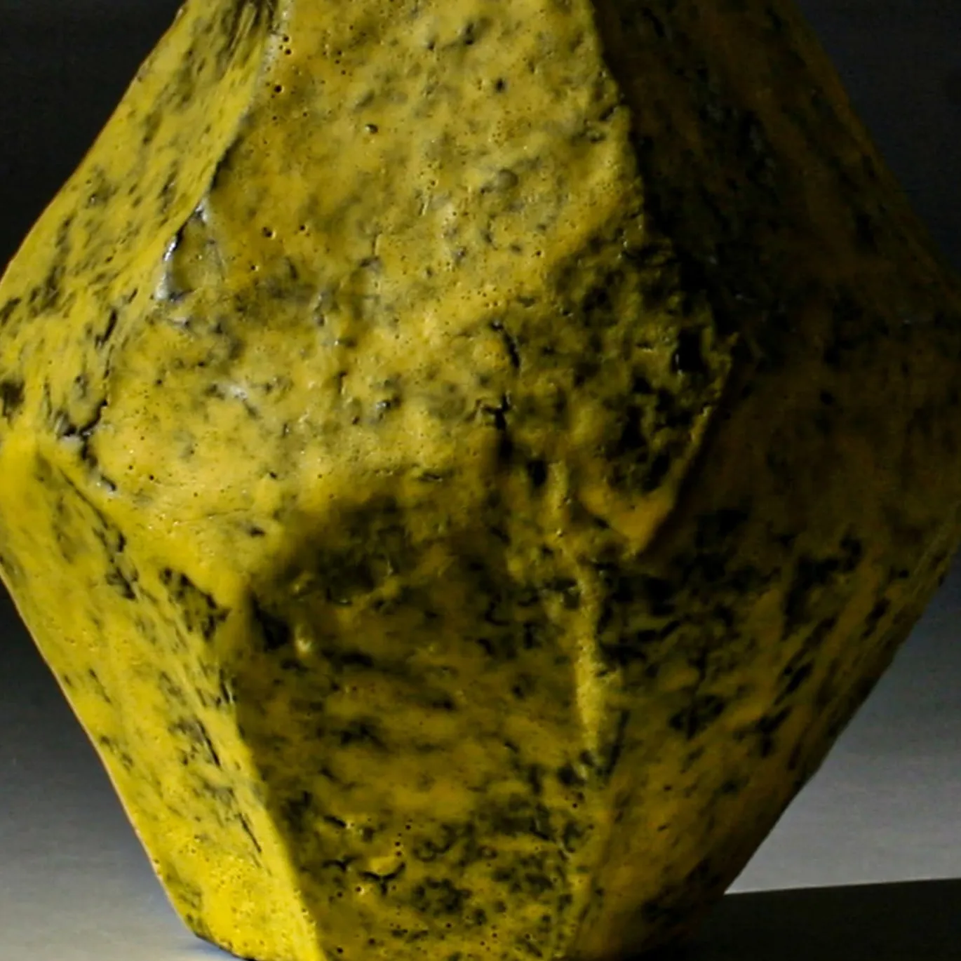 Vaso giallo asimmetrico in stile geometrico