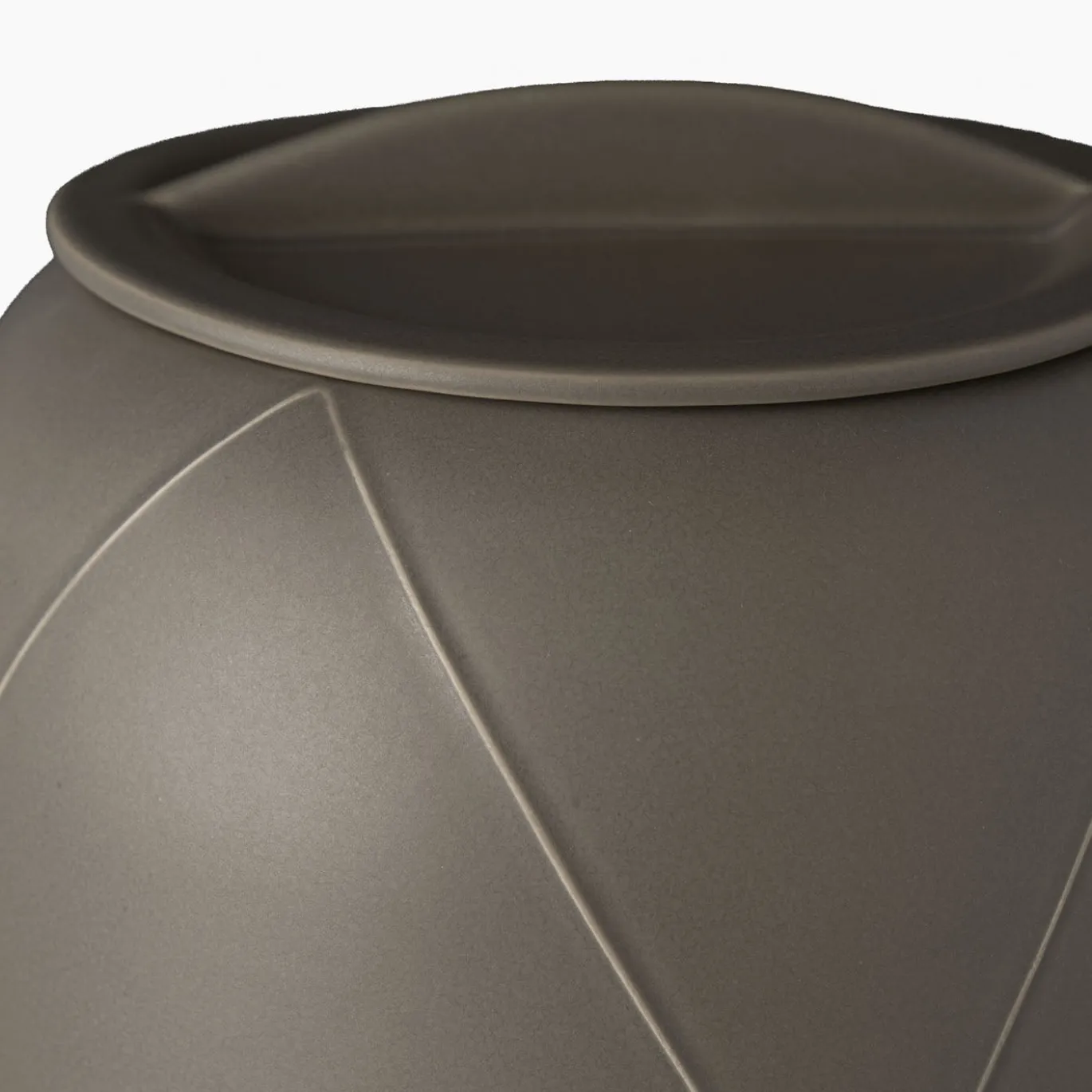 Vaso grigio D con coperchio di Benjamin Hubert