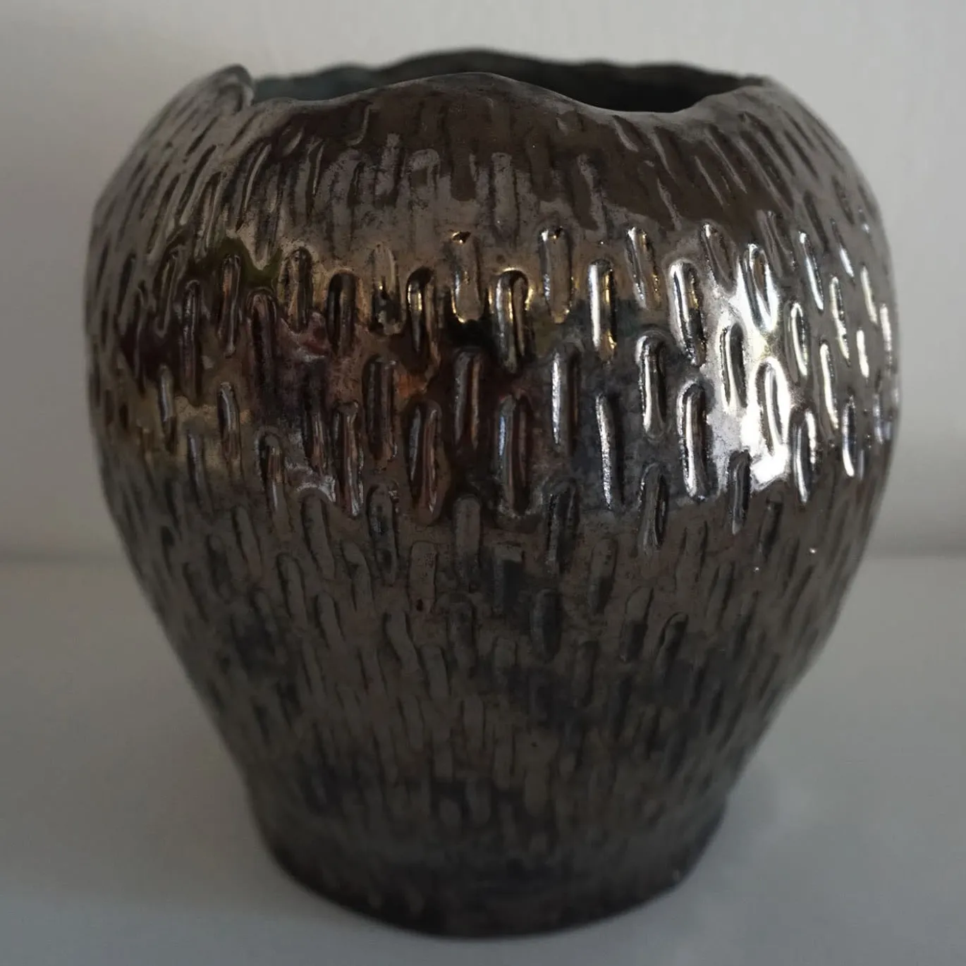 Vaso in bronzo smaltato e argilla nera
