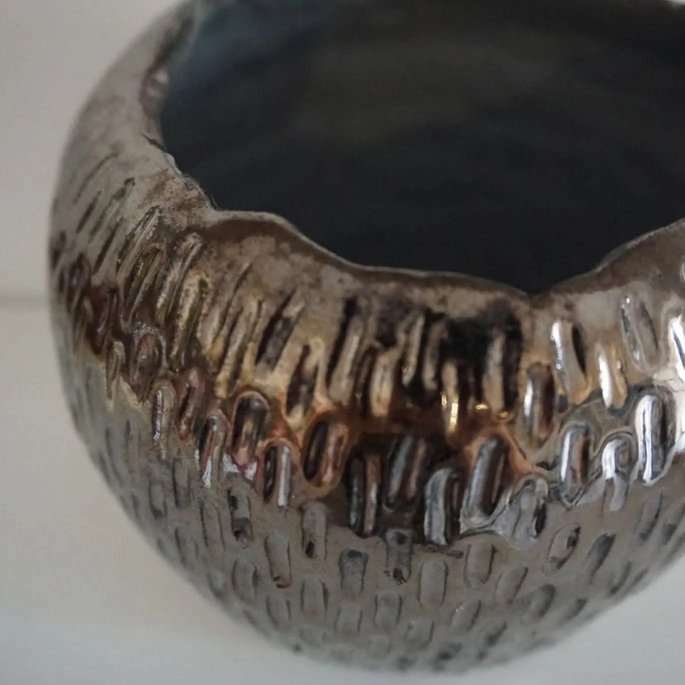 Vaso in bronzo smaltato e argilla nera