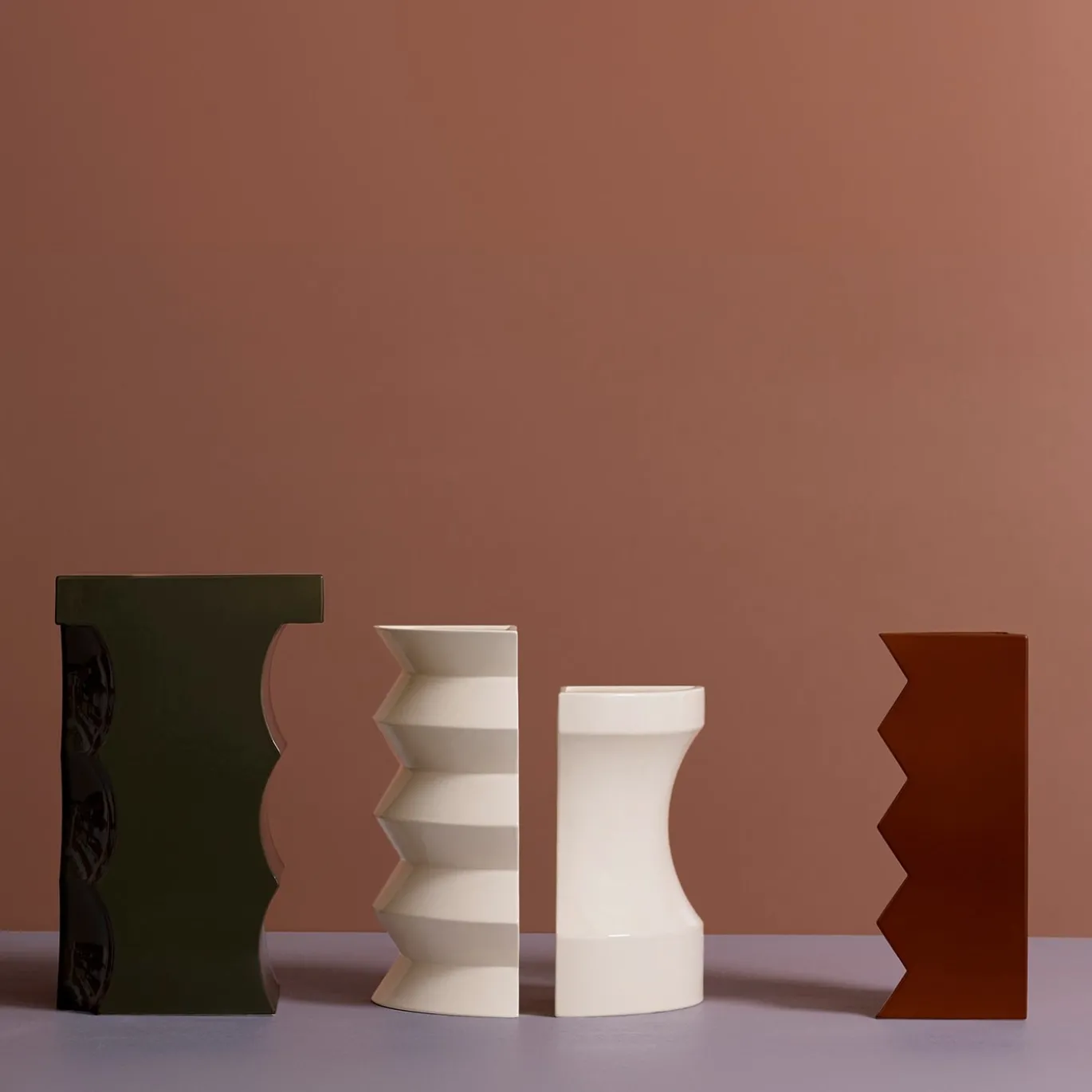 Vaso in ceramica beige Curve #1 di Zaven