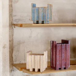 Vaso in ceramica beige e viola Merlate N. 1 di P. Urquiola