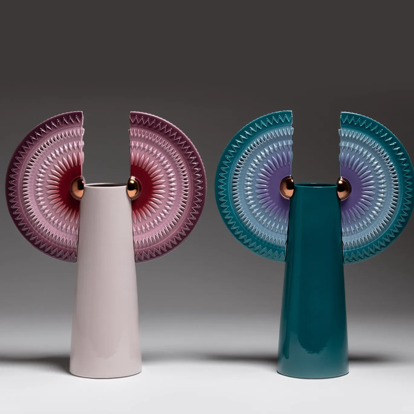 Vaso in ceramica Biscay Bay Solar Disc Bird With Wings di Sara Ricciardi