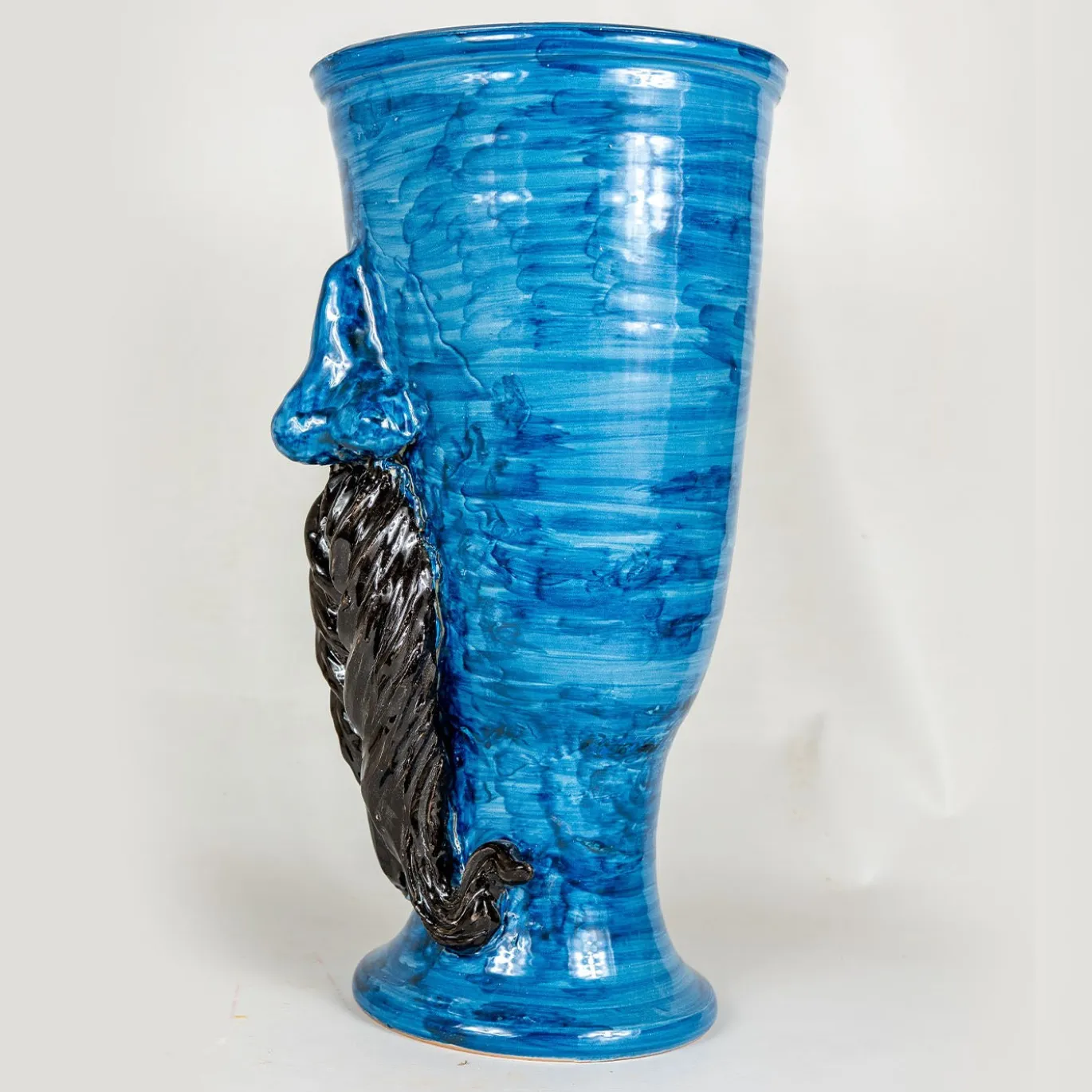 Vaso in ceramica blu con baffi
