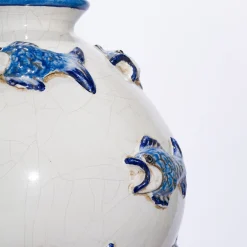 Vaso in ceramica con pesci blu in rilievo