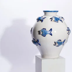 Vaso in ceramica con pesci blu in rilievo