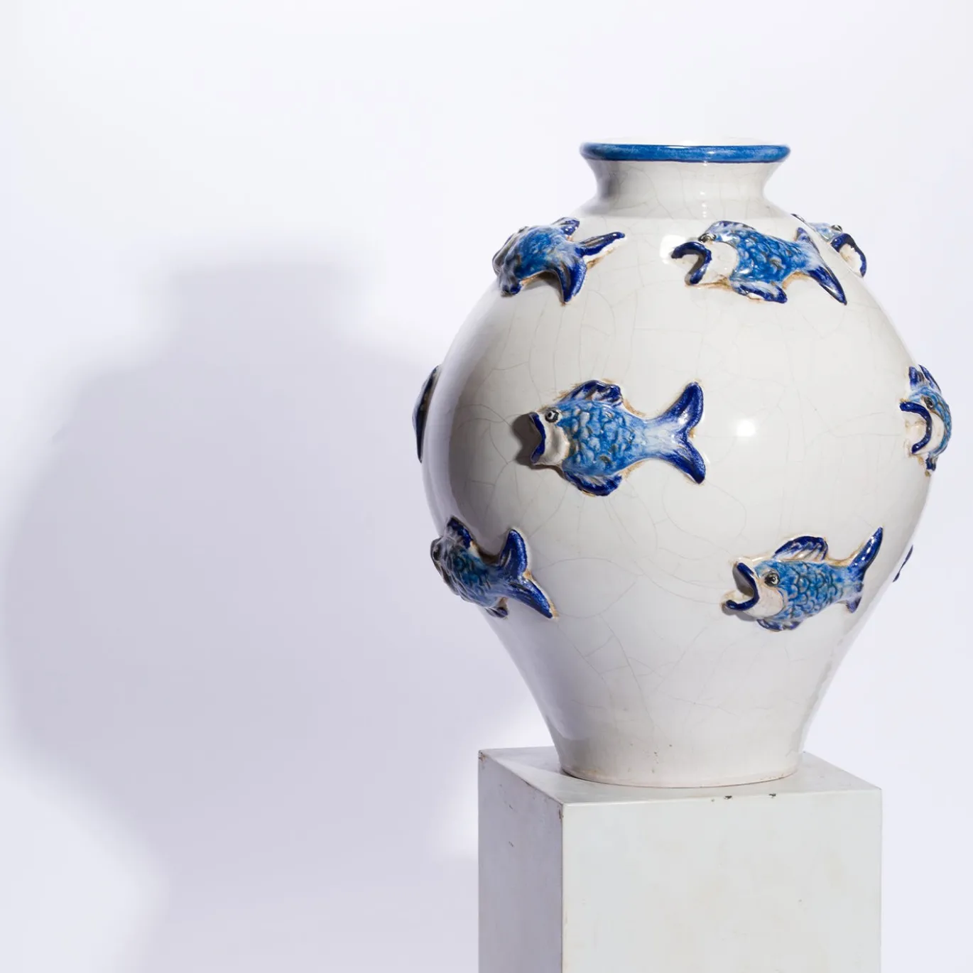 Vaso in ceramica con pesci blu in rilievo