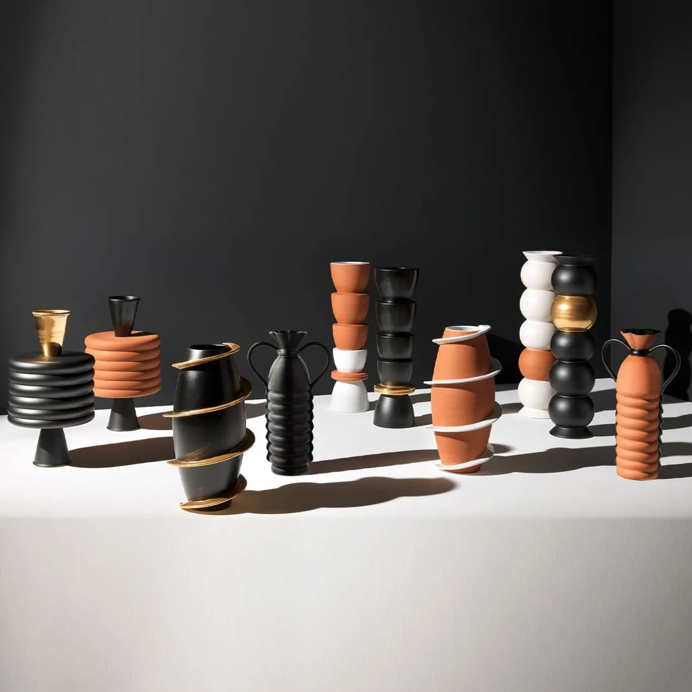 Vaso in Ceramica Continuous #2 di Ugo La Pietra