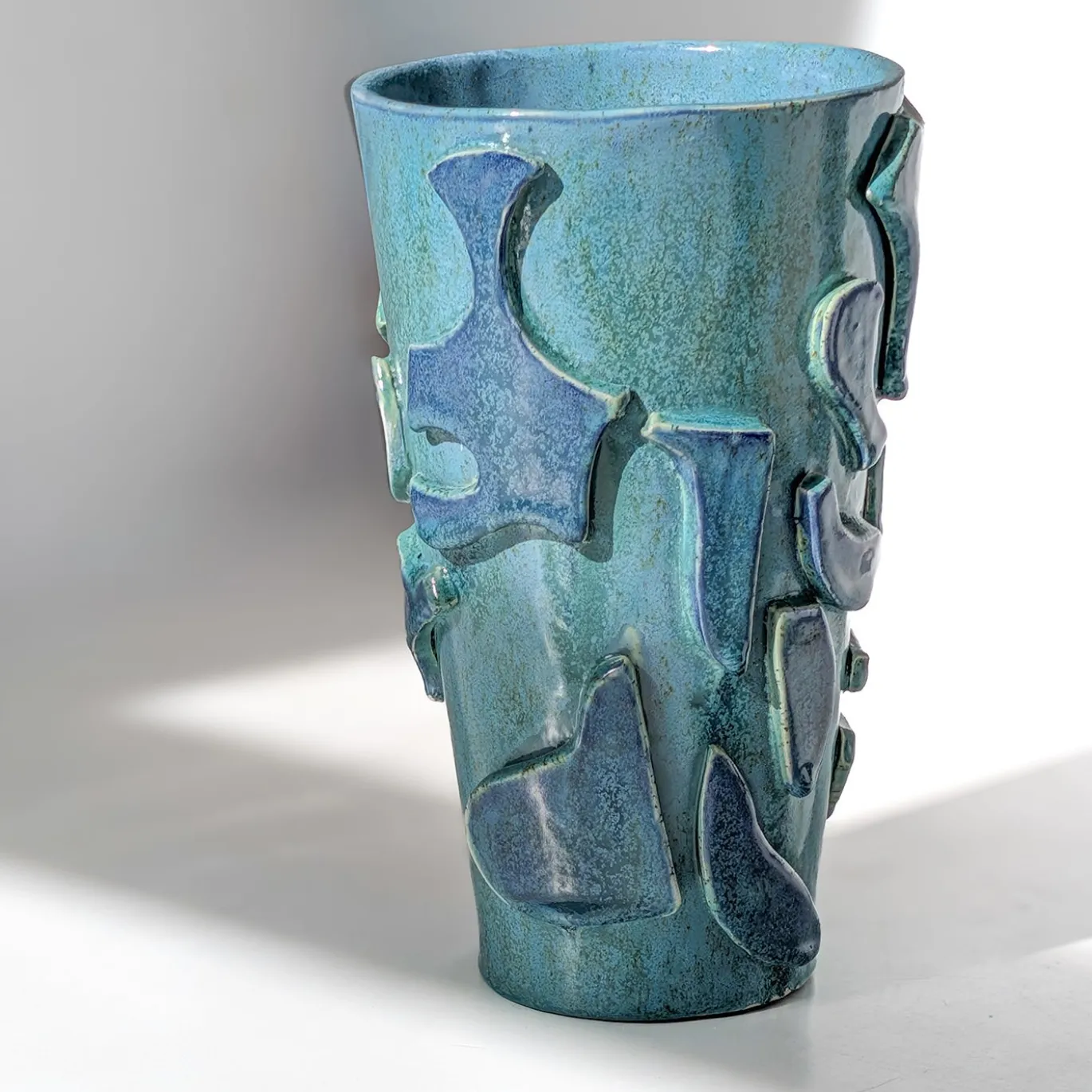 Vaso in ceramica in Bassorilievo Astrazioni