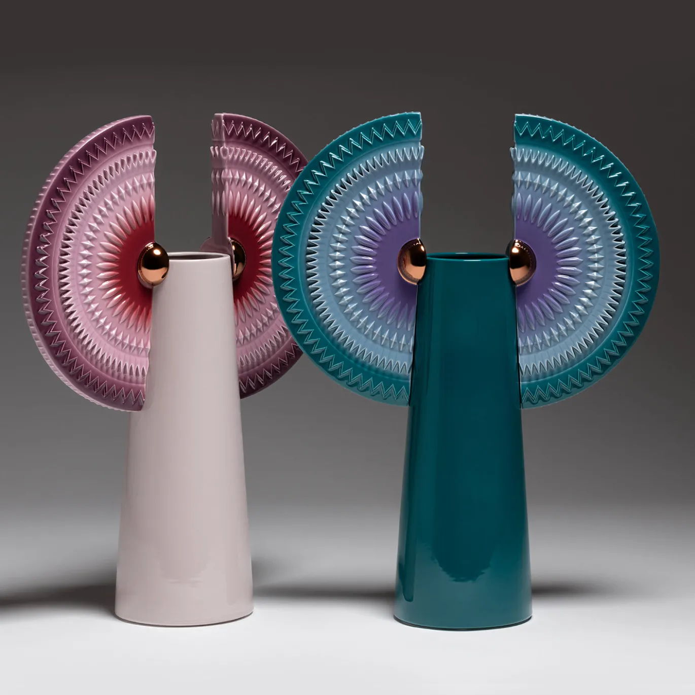 Vaso in ceramica lilla Solar Disc with Wings di Sara Ricciardi