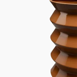 Vaso in ceramica marrone Curve #1 di Zaven
