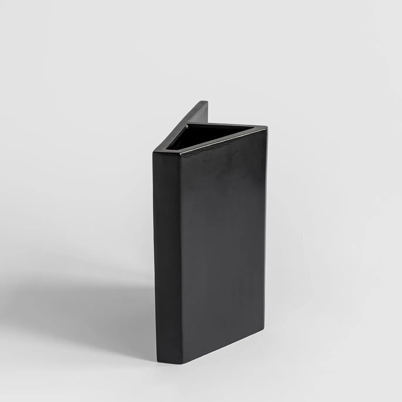 Vaso in ceramica nera Knight