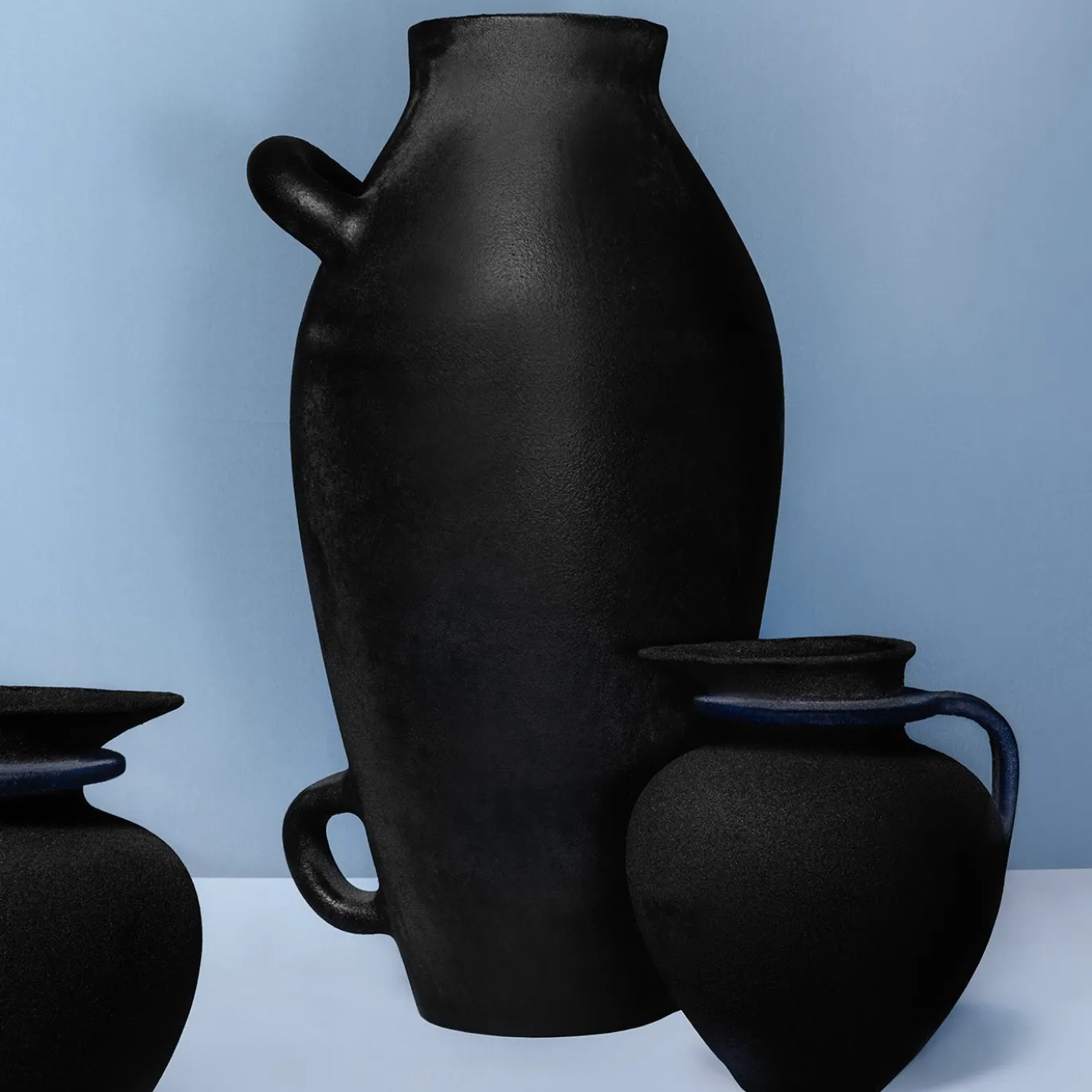 Vaso in Ceramica Nera Vessel di Rooms Studio