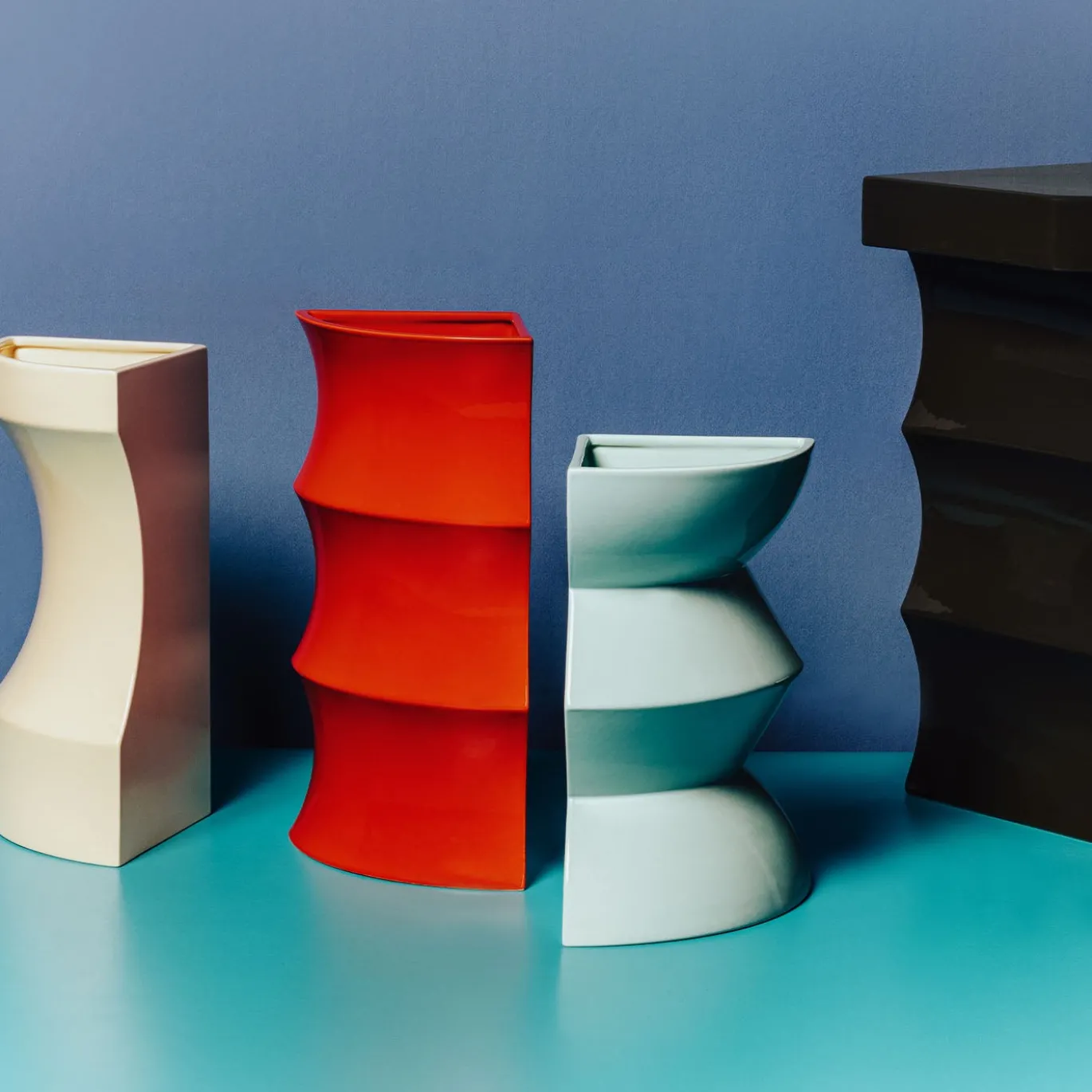 Vaso in ceramica rosso Curve #2 di Zaven
