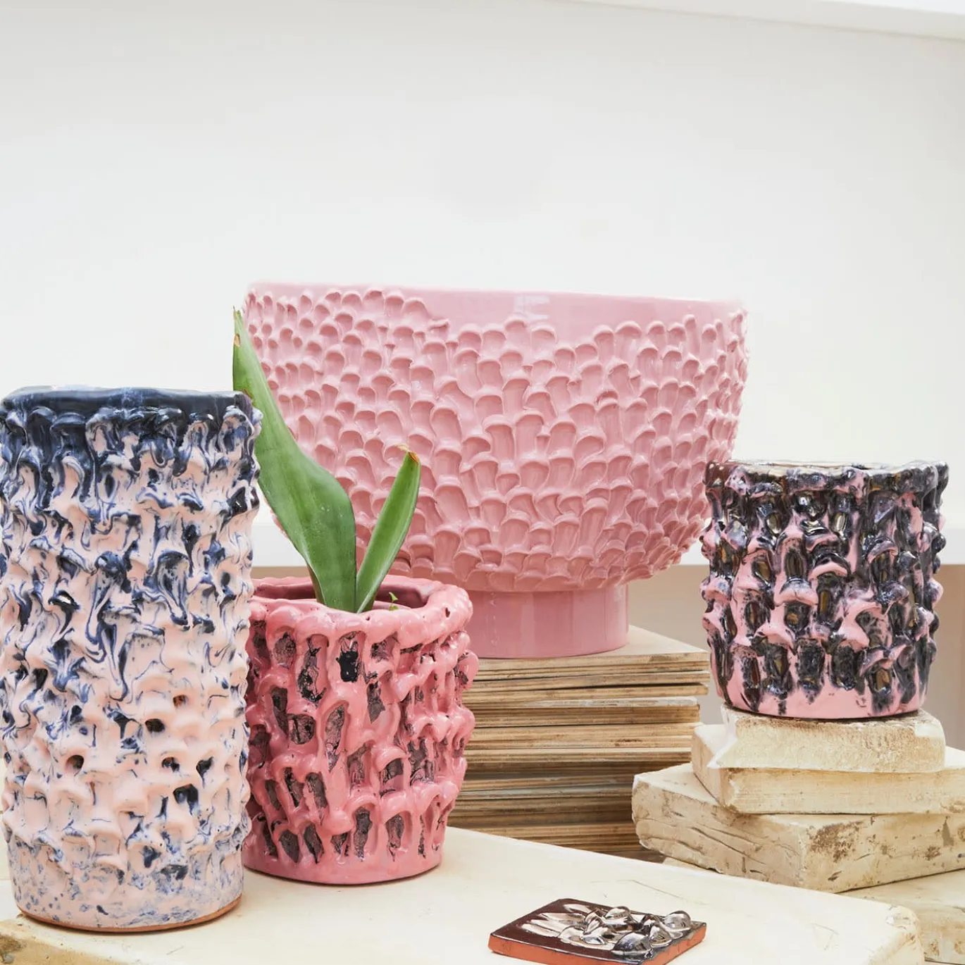 Vaso in Ceramica Tubino Serie Onda Rosa Chiaro e Bronzo Liquido
