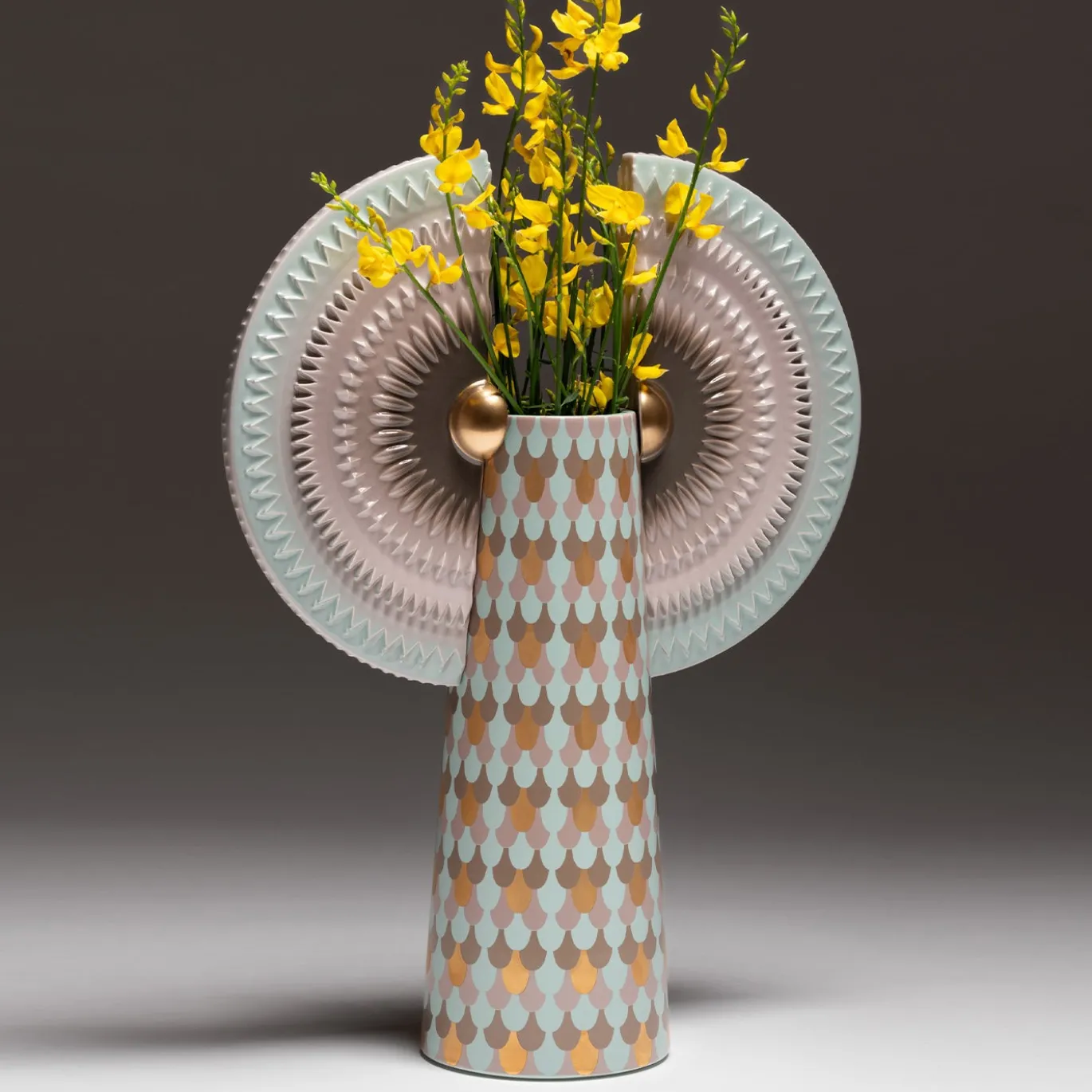 Vaso in ceramica verde Bird with Wings Solar Disc di Sara Ricciardi