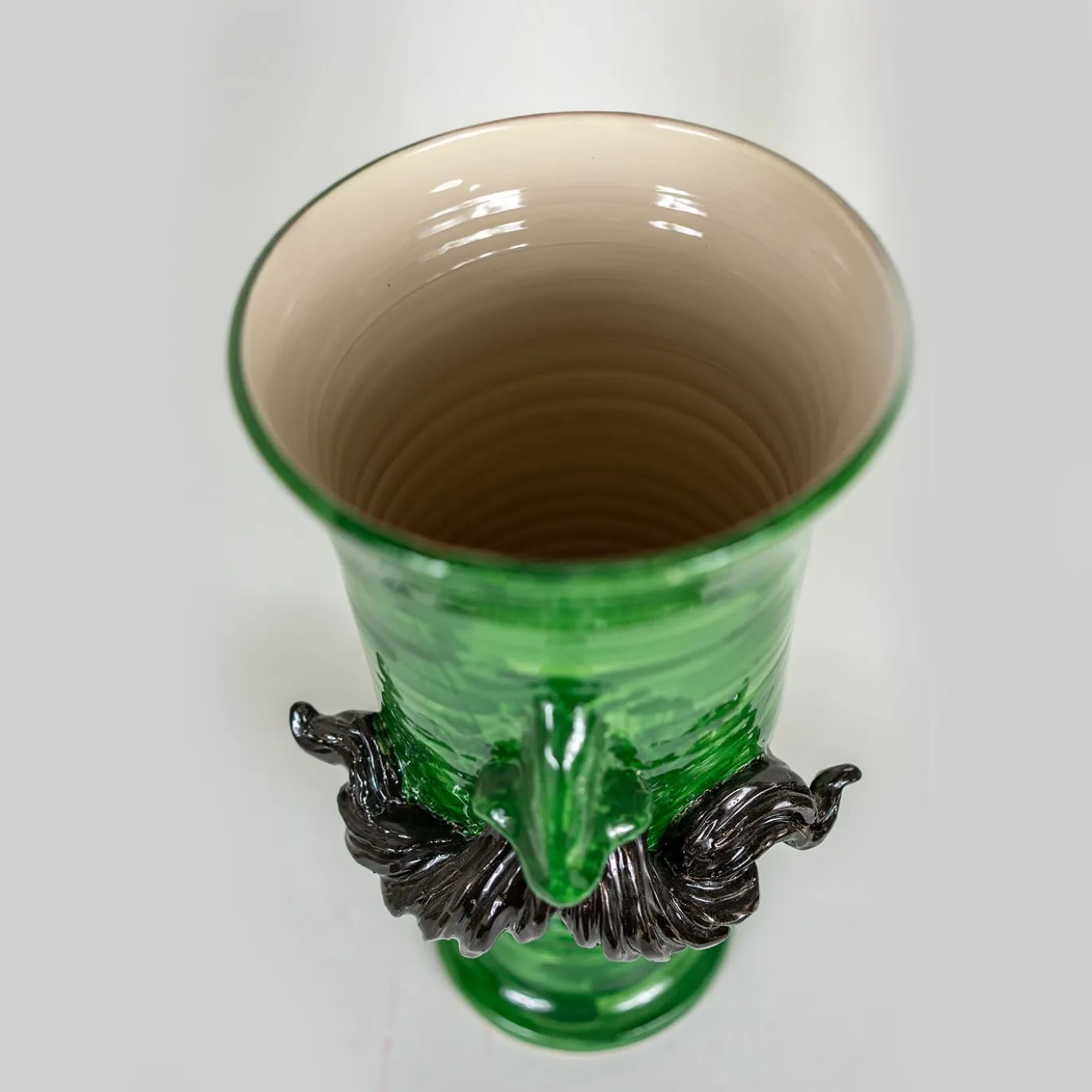 Vaso in ceramica verde con baffi