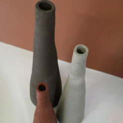 Vaso in gres rosso lava testurizzato a forma di bottiglia tronca