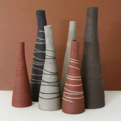 Vaso in gres rosso lava testurizzato a forma di bottiglia tronca