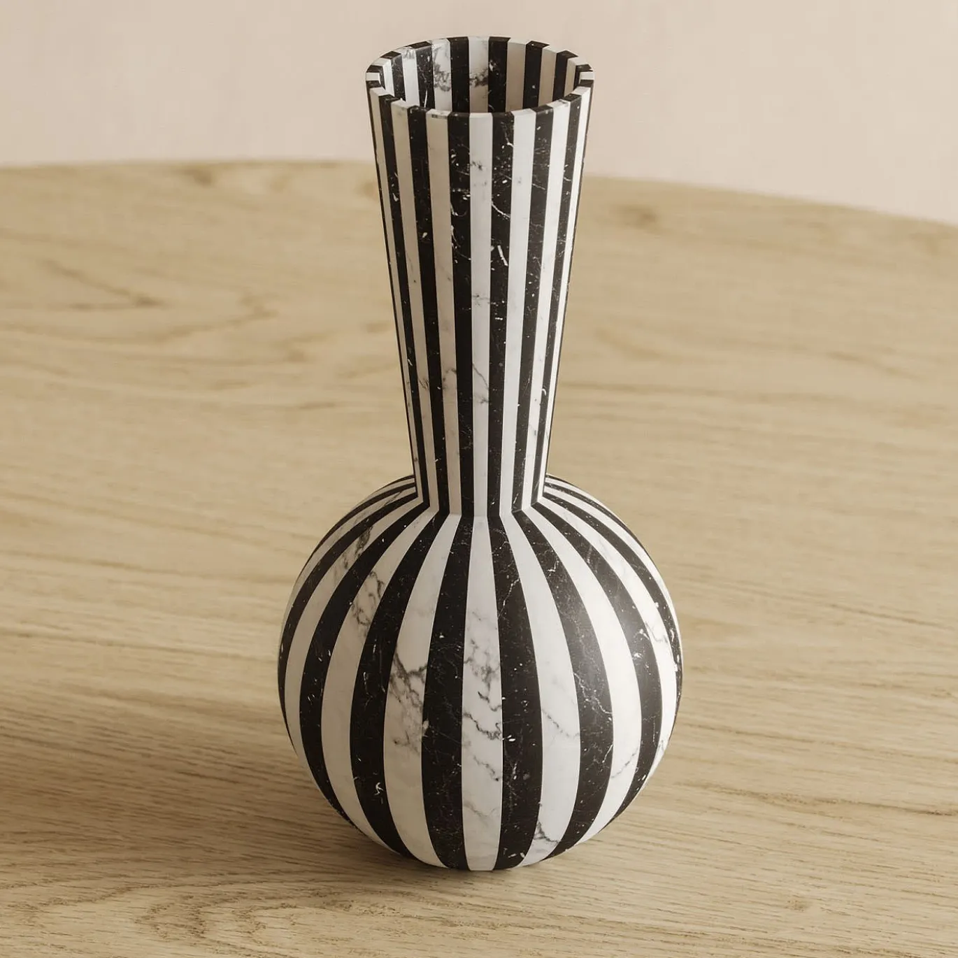 Vaso in marmo bianco e nero Nova di Jacopo Simonetti