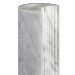 Vaso in marmo bianco satinato Carrara a strisce in rilievo