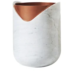 Vaso in marmo di Carrara di Patricia Urquiola