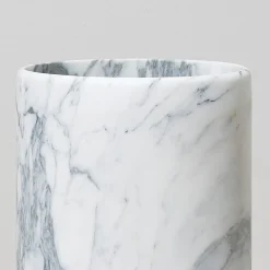 Vaso in marmo Papiro Calacatta di Patricia Urquiola