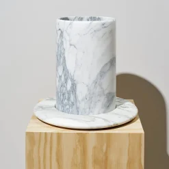Vaso in marmo Papiro Calacatta di Patricia Urquiola