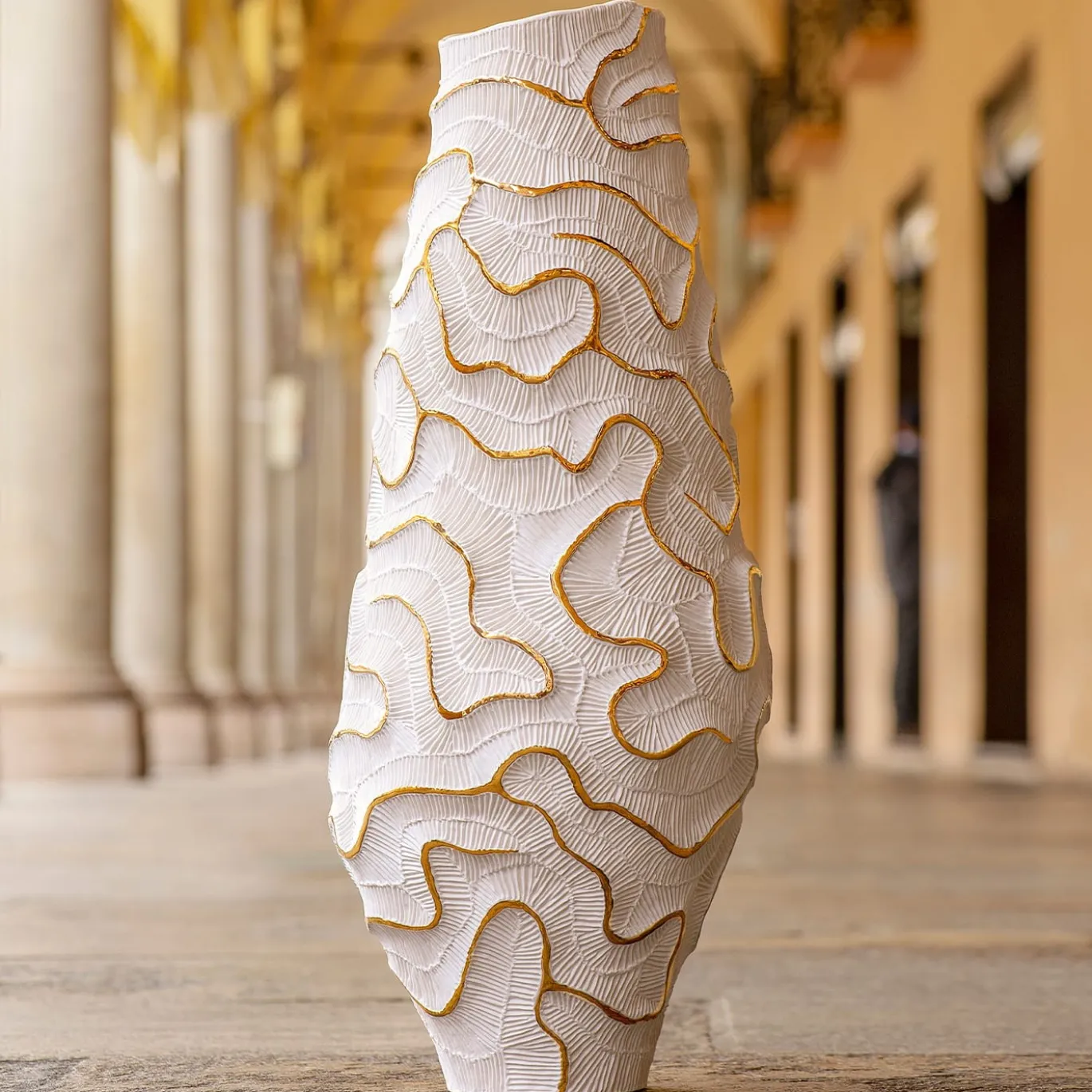Vaso in oro monolitico