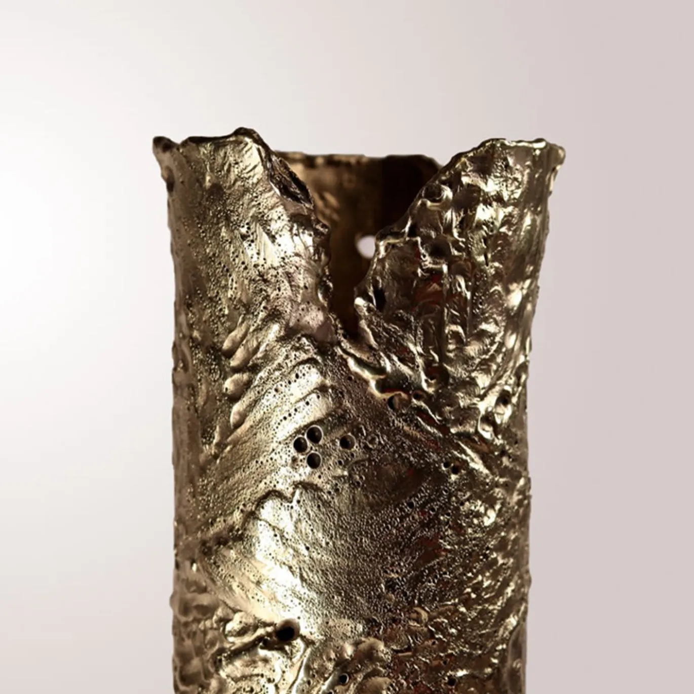 Vaso in ottone di ispirazione autunnale