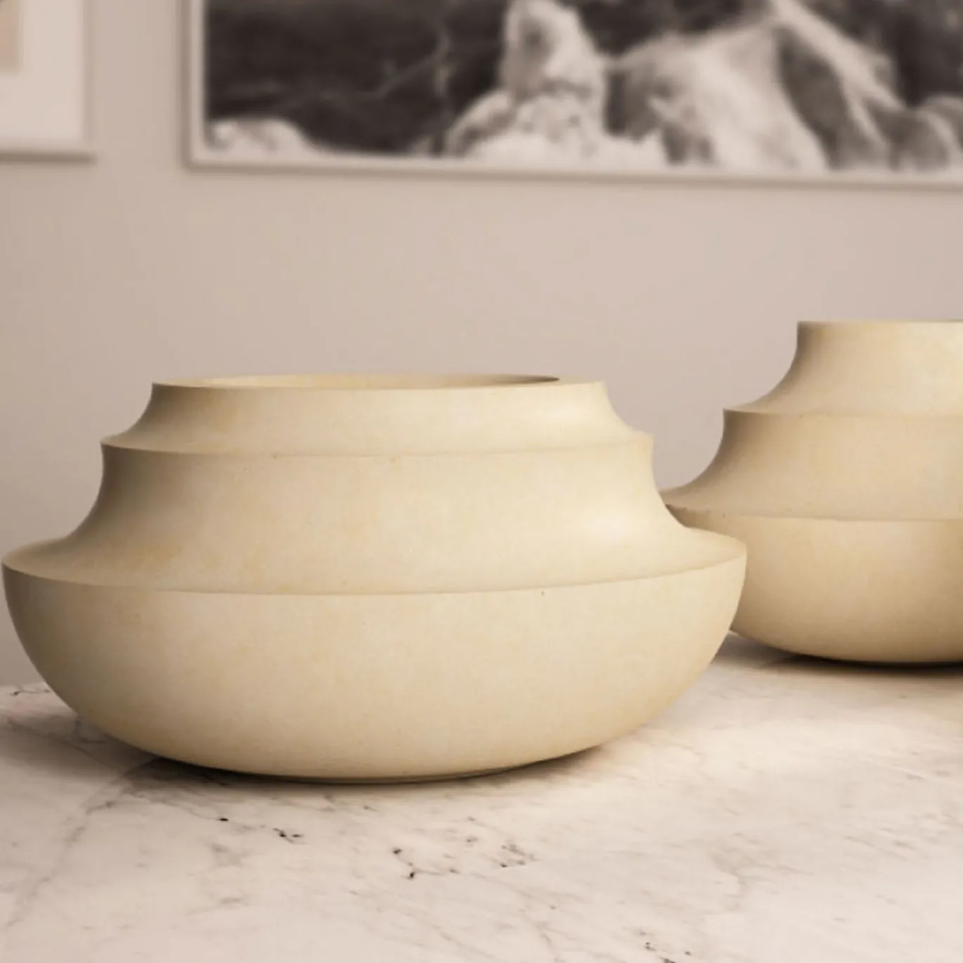 Vaso in pietra calcarea Profili A Lecce di Luca Scacchetti