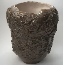 Vaso intagliato Radici 2 in ceramica smaltata grigia e marrone