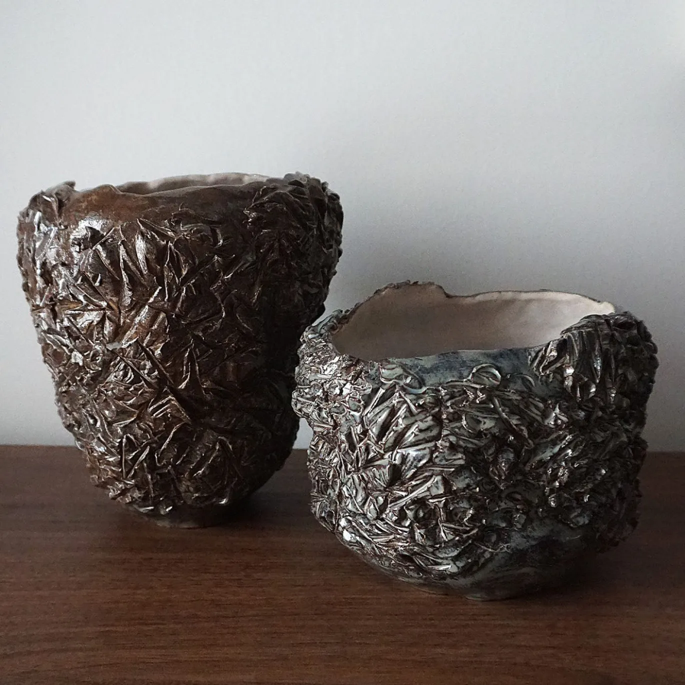Vaso intagliato Radici 2 in ceramica smaltata grigia e marrone