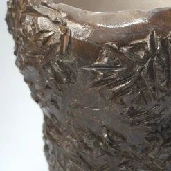 Vaso intagliato Radici 2 in ceramica smaltata grigia e marrone