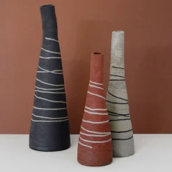 Vaso in terracotta rossa lavica a forma di bottiglia tronca con intarsi