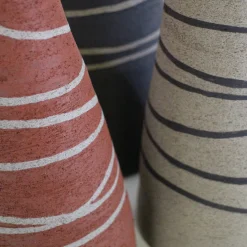 Vaso in terracotta rossa lavica a forma di bottiglia tronca con intarsi