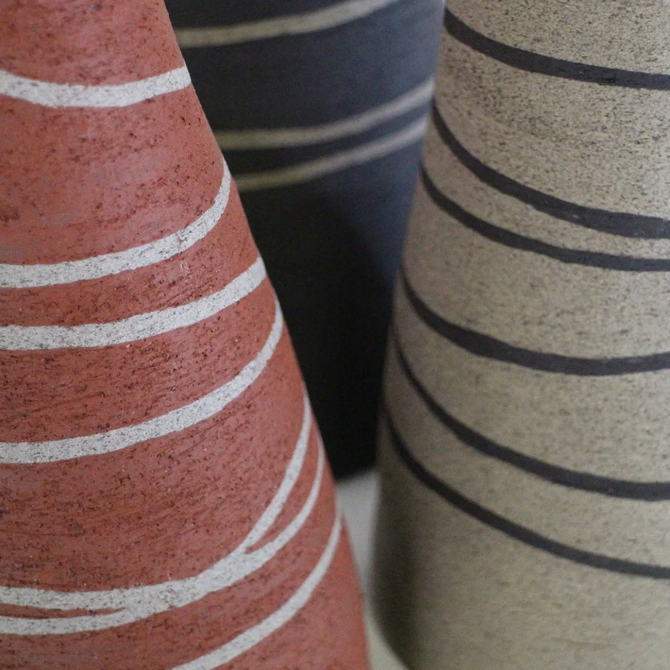 Vaso in terracotta rossa lavica a forma di bottiglia tronca con intarsi