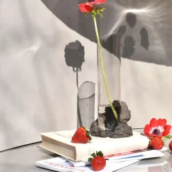 Vaso in vetro nero e pietra Catharsis #1
