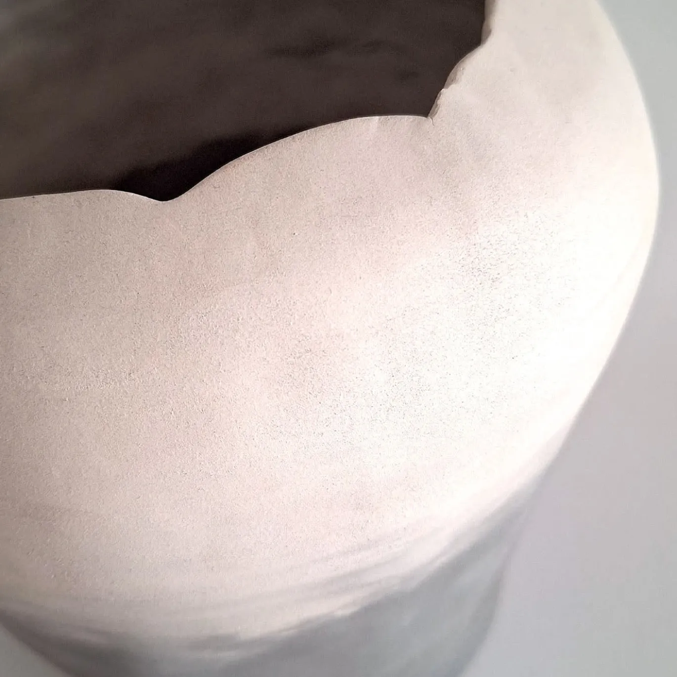 Vaso Ionio Chiaroscuro in Argilla Grigia #2