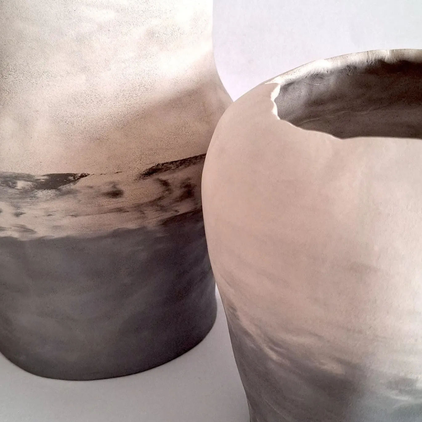 Vaso Ionio Chiaroscuro in Argilla Grigia #2
