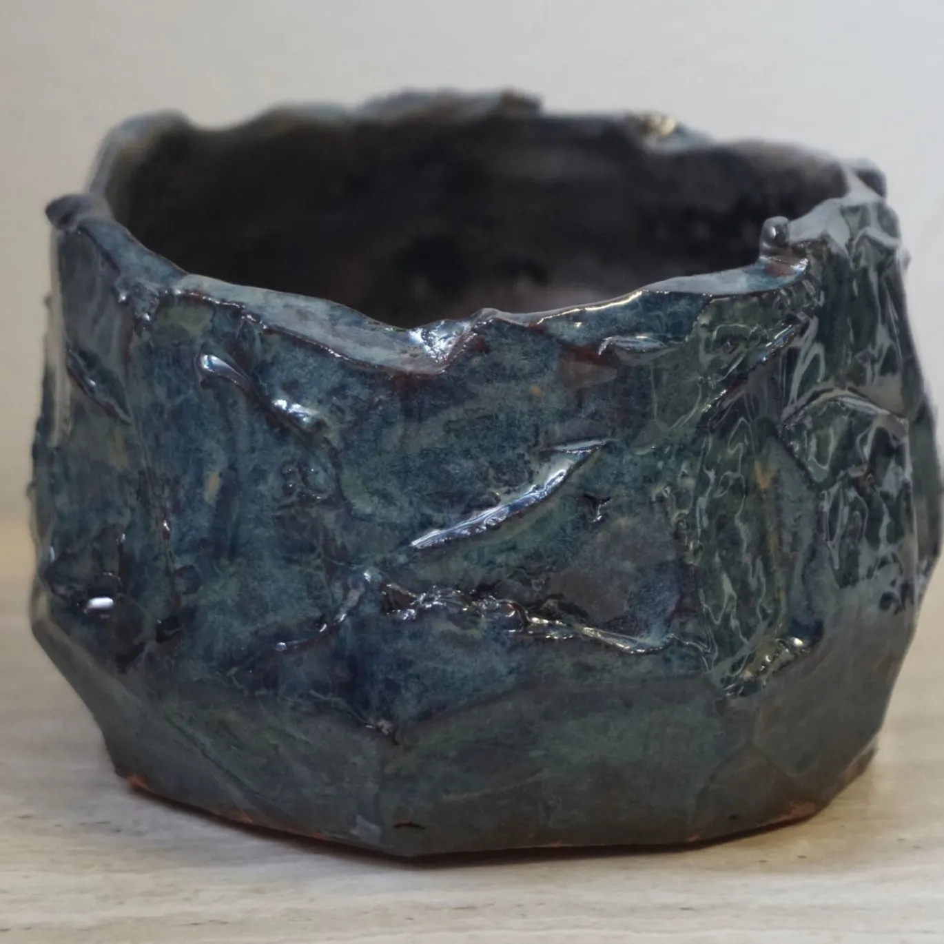 Vaso Kurinuki in ceramica smaltata blu e bronzo