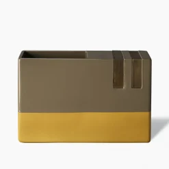 Vaso largo ocra e verde di Dimorestudio
