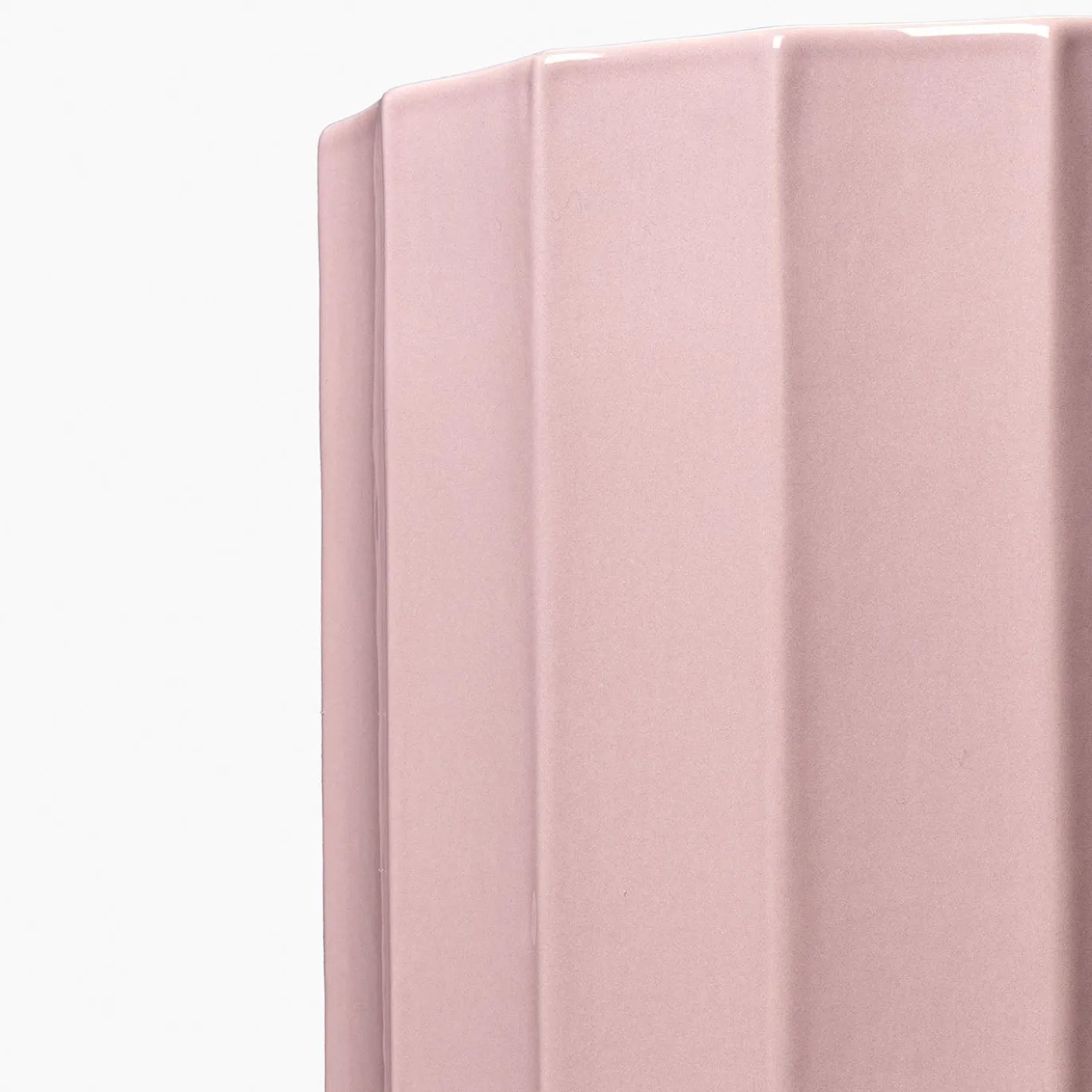 Vaso medio in ceramica rosa Column di Objects Of Common Interest