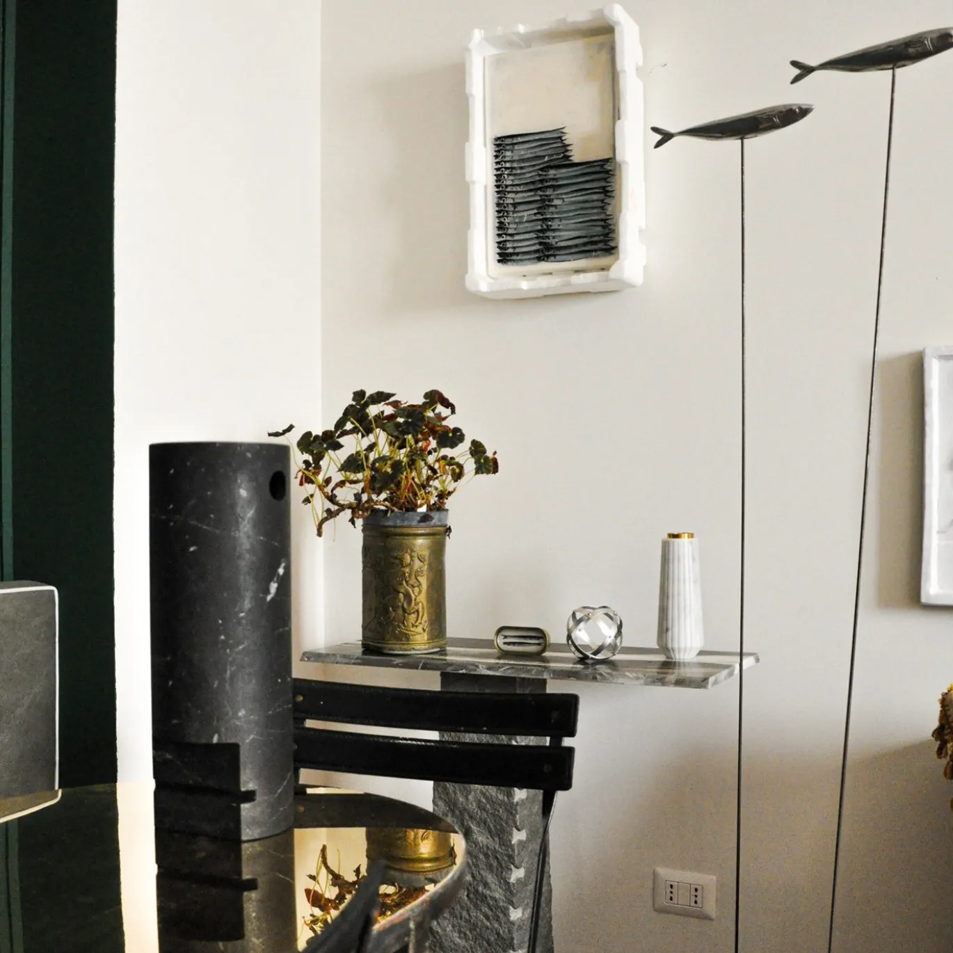 Vaso medio in marmo nero Marquina People