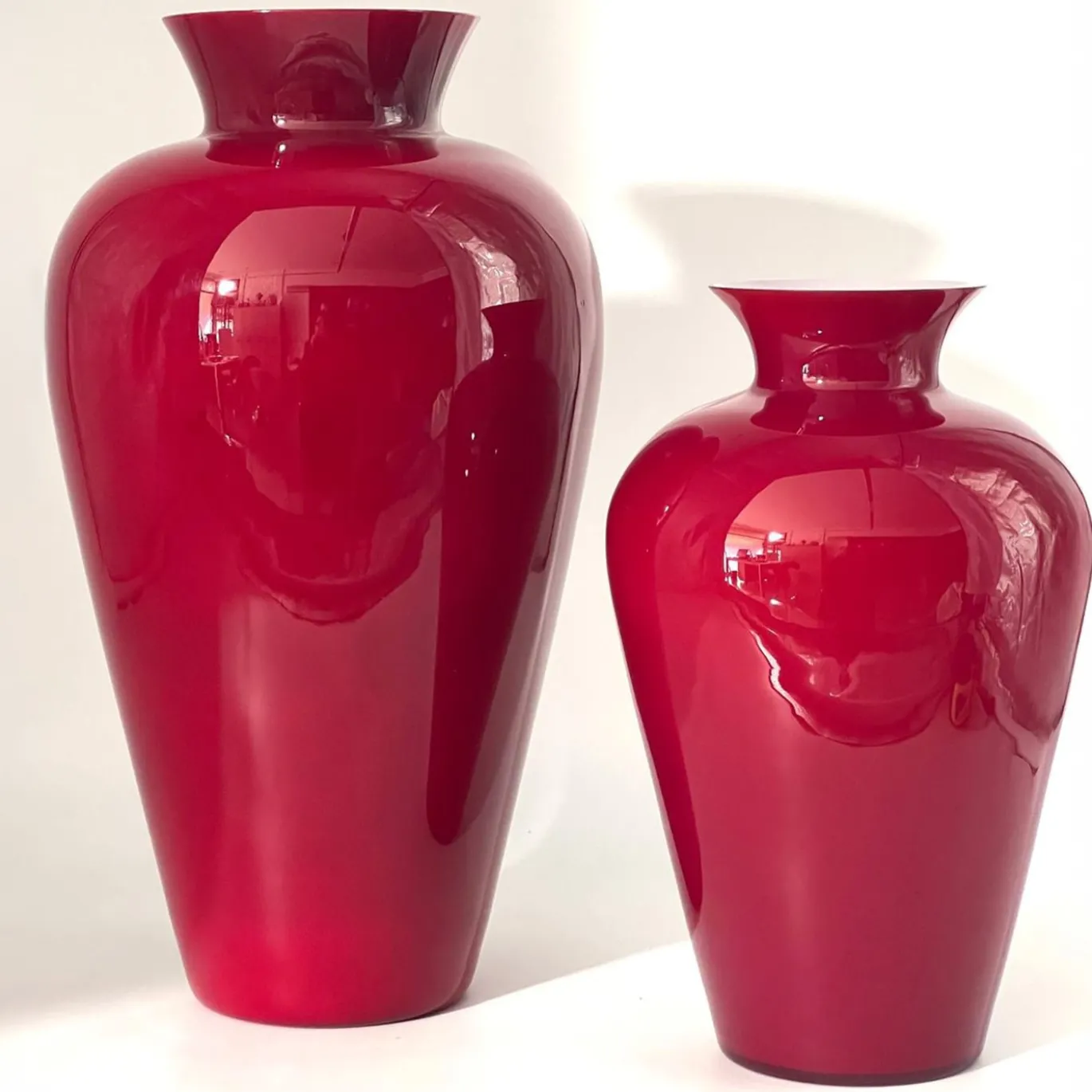 Vaso medio in vetro di Murano bordeaux ad anfora
